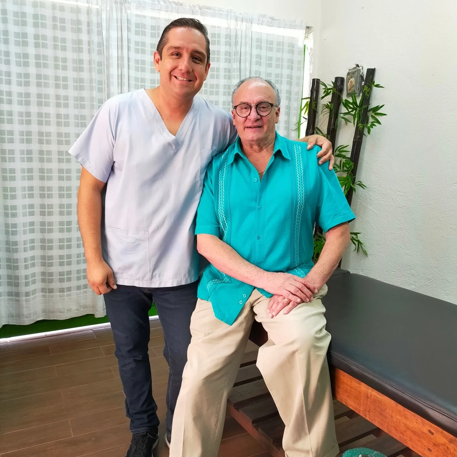 Profesional de salud junto a paciente en el consultorio de Atención Quiropráctica Cuernavaca